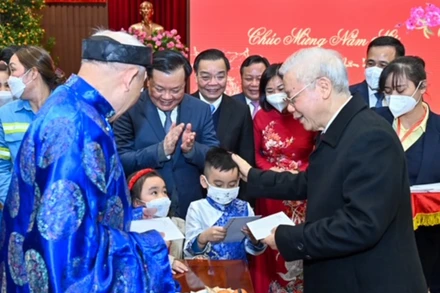 Tổng Bí thư Nguyễn Phú Trọng mừng tuổi các cháu thiếu nhi Thủ đô nhân dịp Xuân Nhâm Dần. (Ảnh: Duy Linh)