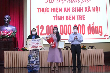 Bí thư Tỉnh ủy Bến Tre Lê Đức Thọ trao thư cảm ơn cho đơn vị hỗ trợ thực hiện an sinh xã hội.