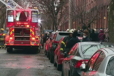 Ngọn lửa bùng phát bên trong một ngôi nhà gồm 2 căn hộ. (Nguồn: fox2detroit.com)