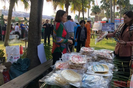 Giới thiệu sản vật của tỉnh Bến Tre tại Làng.