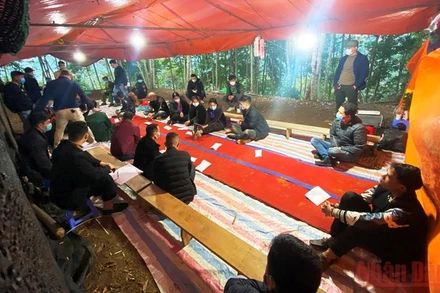 Các đối tượng tổ chức và đánh bạc bị công an bắt giữ.