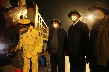 Cảnh sát giao thông kiểm tra phương tiện. 