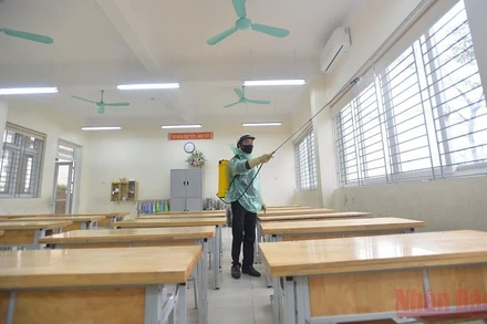 Các trường học khu vực ngoại thành Hà Nội đang thực hiện vệ sinh, khử khuẩn để đón học sinh trở lại trường.