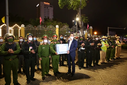 Chủ tịch UBND thành phố Đà Nẵng Lê Trung Chinh thăm, tặng quà lực lượng 911 đêm giao thừa.