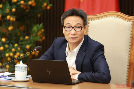 Phó Thủ tướng Vũ Đức Đam chủ trì cuộc họp bàn về lộ trình mở cửa trường học; phương án, kế hoạch và lộ trình mở cửa đón khách du lịch an toàn, hiệu quả. (Ảnh: VGP)