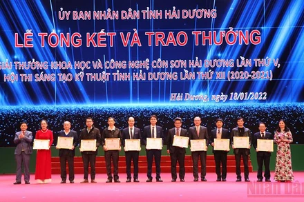 Trao giải thưởng “Khoa học và công nghệ Côn Sơn” cho những tác giả có công trình, giải pháp xuất sắc.
