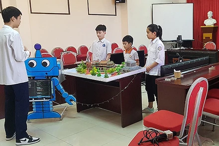 Nhóm tác giả bên mô hình “Robot hướng dẫn viên du lịch”. (Ảnh: VUSTA)