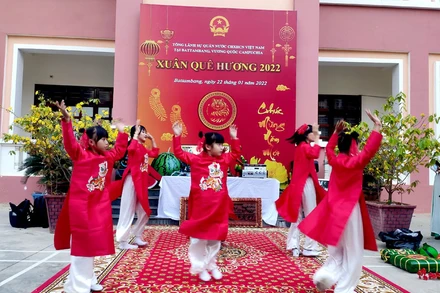 Con em cộng đồng người gốc Việt biểu diễn văn nghệ mừng Xuân.