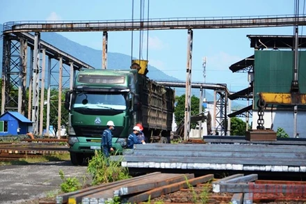 Hoạt động sản xuất tại Nhà máy Gang thép Việt-Trung, Khu công nghiệp Tằng Loỏng.