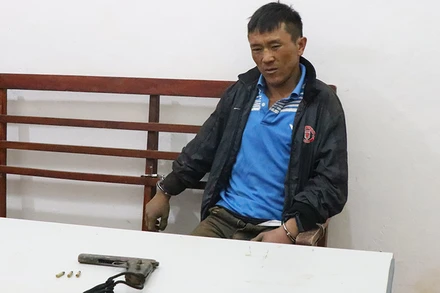 Sềnh A Ly cùng vũ khí khi bị bắt giữ.