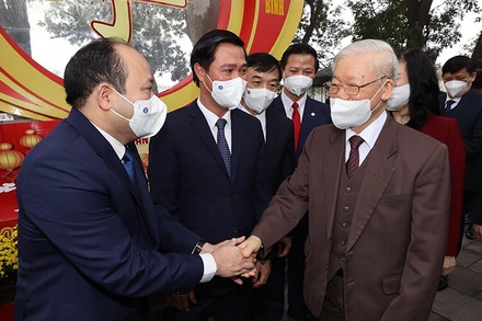 Tổng Bí thư Nguyễn Phú Trọng với các đại biểu tại Di tích lịch sử-văn hóa Ðền Ðô (phường Ðình Bảng, thành phố Từ Sơn). Ảnh TTXVN