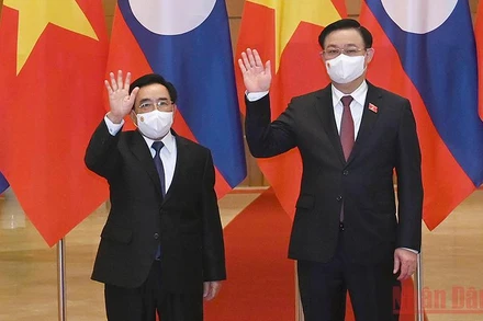 Chủ tịch Quốc hội Vương Đình Huệ và Thủ tướng Lào Phankham Viphavanh tại lễ đón. (Ảnh: DUY LINH)