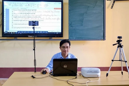 Giáo viên Trường Châu Văn Liêm (quận Ninh Kiều, TP Cần Thơ) dạy trực tuyến cho học sinh. (Ảnh: Trường Tiến)