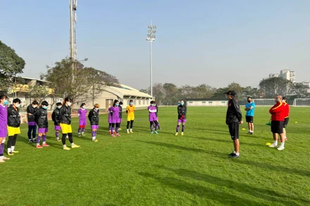 Ban huấn luyện dặn dò các cầu thủ trước buổi tập. (Ảnh: VFF)