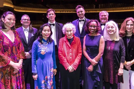 Nhà văn Nguyễn Phan Quế Mai và và các tác giả đoạt giải của các nước tại Gala trao Giải thưởng Hòa bình Văn học Dayton 2021. (Ảnh: FBNV)