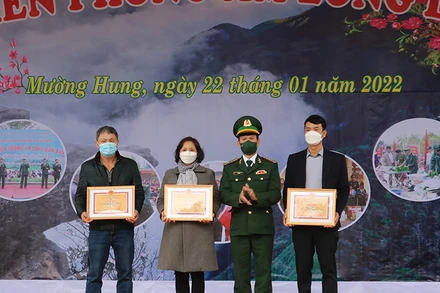 Bộ Chỉ huy Bộ đội Biên phòng tỉnh Sơn La tặng giấy khen cho các đơn vị, cá nhân đã đồng hành.