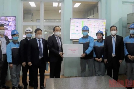 Lãnh đạo thành phố Hà Nội đi thăm, tặng quà người lao động dịp Tết Nguyên đán.