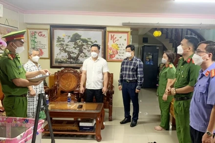 Đại diện Cơ quan Cảnh sát điều tra, Công an tỉnh Đồng Nai đọc lệnh bắt bị can Võ Cao Cường (thứ ba từ trái sang).