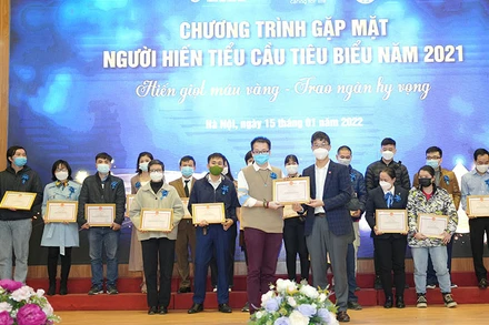 TS, BS Trần Ngọc Quế, Phó Giám đốc phụ trách Trung tâm máu Quốc gia tặng bằng khen cho những người hiến tiểu cầu tiêu biểu. 