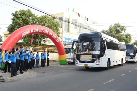 Cán bộ Liên đoàn Lao động tỉnh Đồng Nai tiễn công nhân về quê đón Tết 2021.