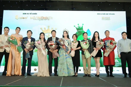 Ban tổ chức, Ban giám khảo, Hội đồng cố vấn cuộc thi chụp ảnh lưu niệm cùng khách mời. (Ảnh: Ban tổ chức)
