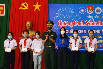 Trao học bổng cho các em học sinh nghèo vượt khó học giỏi.