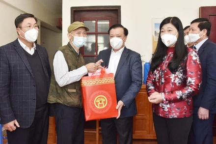Bí thư Thành ủy Hà Nội Đinh Tiến Dũng tặng quà cho thương binh Bùi Văn Phùng tại phường Hoàng Liệt, quận Hoàng Mai.