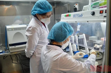 Phòng xét nghiệm hiện đại được trang bị trên xe lưu động trị giá 15 tỷ đồng.