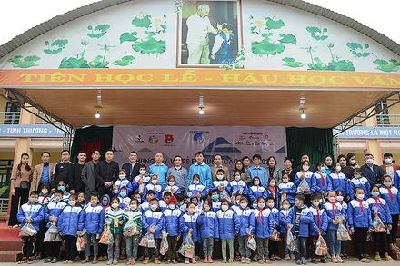 Các em nhỏ vùng cao huyện Lục Yên (tỉnh Yên Bái) cùng các thành viên Hành trình “Chung tay vì trẻ em vùng cao”. 