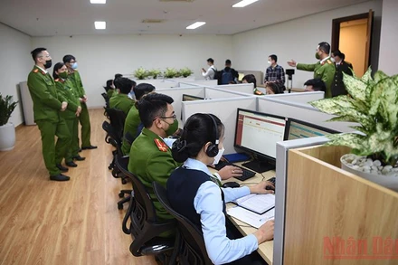 Tổng đài hỗ trợ căn cước công dân và quản lý dân cư tại C06, Bộ Công an (Ảnh: Lê Tú)