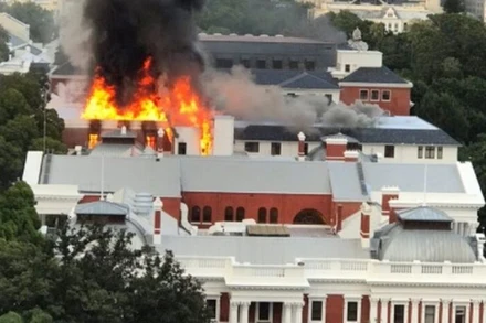 Hình ảnh đám cháy nhìn từ trên cao. (Ảnh: The Mirror).