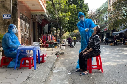 Xét nghiệm sàng lọc cho người dân trên đường Phù Long, phường Trần Tế Xương, TP Nam Định.