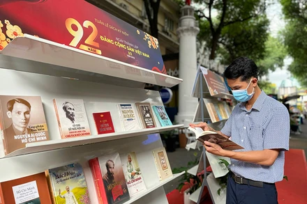 Bạn đọc tìm hiểu tác phẩm về Chủ tịch Hồ Chí Minh được trưng bày tại Đường sách.
