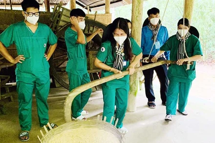 Tổ chức tour du lịch thí điểm về vùng xanh tại TP Hồ Chí Minh dành cho lực lượng tuyến đầu phòng, chống dịch. Ảnh: TTXVN