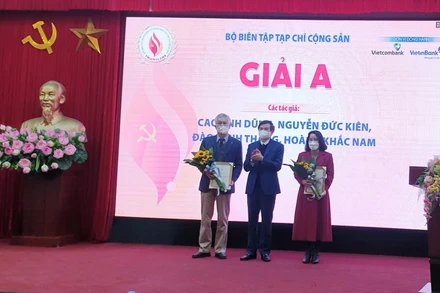 Các tác giả nhận giải A.