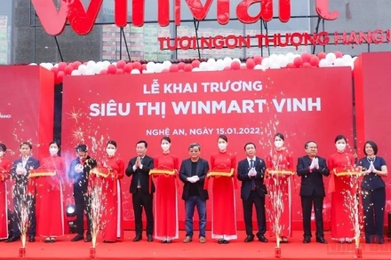 Lãnh đạo tỉnh Nghệ An và Tập đoàn Masan cắt băng khai trương siêu thị WinMart Vinh. (Ảnh: THÀNH CHÂU)