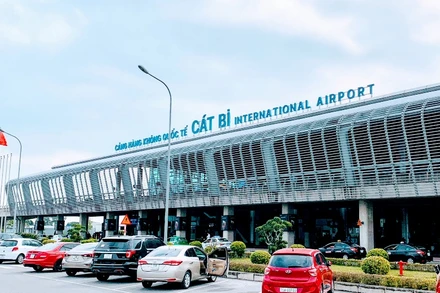 Hành khách nhập cảnh vào Việt Nam qua Cảng hàng không quốc tế Cát Bi phải được kiểm soát dịch bệnh nghiêm ngặt.