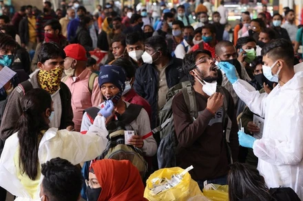 Lấy mẫu xét nghiệm nhanh kháng nguyên Covid-19 tại 1 nhà ga đông đúc ở Mumbai, Ấn Độ, ngày 13/1/2022. (Ảnh: REUTERS)