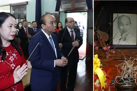 Chủ tịch nước Nguyễn Xuân Phúc dâng hương tưởng niệm Chủ tịch Hồ Chí Minh tại Nhà 67 trong Khu Di tích Chủ tịch Hồ Chí Minh ở Phủ Chủ tịch. (Ảnh: TTXVN)