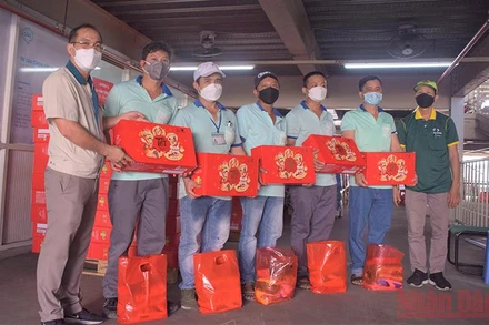 Công nhân Công ty cổ phần Taekwang Vina Industrial (Đồng Nai) nhận quà Tết. Ảnh: Thiên Vương