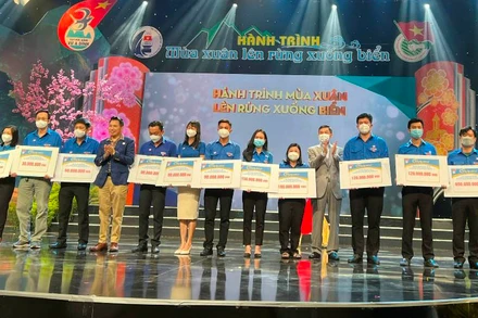 Đại diện Thành đoàn, Tỉnh đoàn các địa phương nhận học bổng từ Quỹ Vừ A Dính.