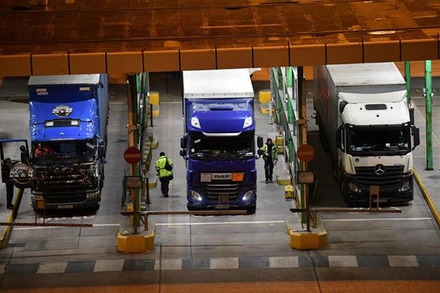 Xe tải chở hàng sau khi rời phà chờ làm thủ tục kiểm tra tại cảng Dover, miền Đông Nam nước Anh, ngày 10/12/2020. (Ảnh: AFP/TTXVN)