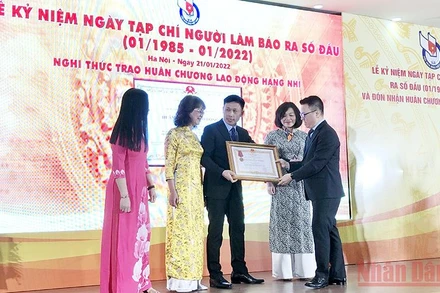 Đồng chí Lê Quốc Minh, Ủy viên Trung ương Đảng, Tổng Biên tập Báo Nhân Dân, Phó Trưởng Ban Tuyên giáo Trung ương, Chủ tịch Hội Nhà báo Việt Nam trao Huân chương Lao động hạng Nhì cho tập thể lãnh đạo Tạp chí Người làm báo.