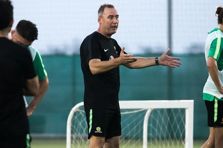 Rene Meulensteen trên sân tập của đội tuyển Australia. (Ảnh: Socceroos.com)