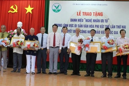 Trao bằng công nhận Nghệ nhân ưu tú tại tỉnh Vĩnh Long. (Ảnh: BÁ DŨNG)