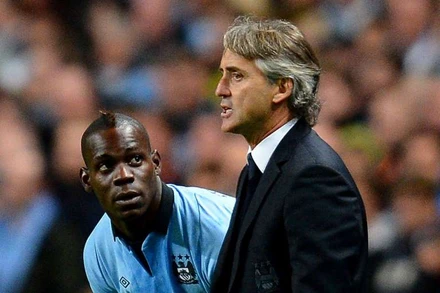 Huấn luyện viên Robeto Mancini và Mario Balotelli khi còn ở Man City. (Ảnh: Sky Sports)