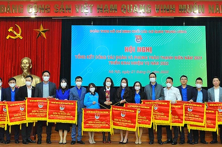 Các cơ sở Đoàn thanh niên trong Khối cơ quan Trung ương nhận Cờ thi đua xuất sắc tại Hội nghị.