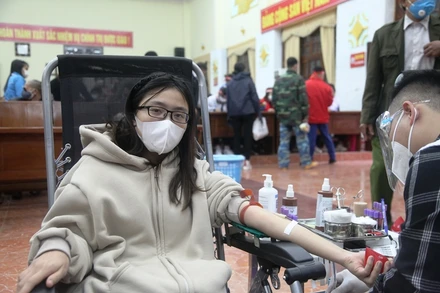 Hiến máu tình nguyện tại Lễ hội Xuân hồng.