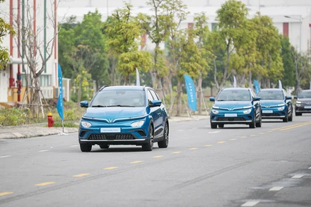 Những chiếc ô-tô điện thương mại đầu tiên của Vinfast chạy trên đường.