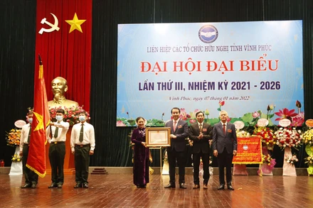 Chủ tịch Liên hiệp các tổ chức hữu nghị Việt Nam Nguyễn Phương Nga trao Huân chương Lao động hạng Ba tặng Liên hiệp các tổ chức hữu nghị tỉnh Vĩnh Phúc.